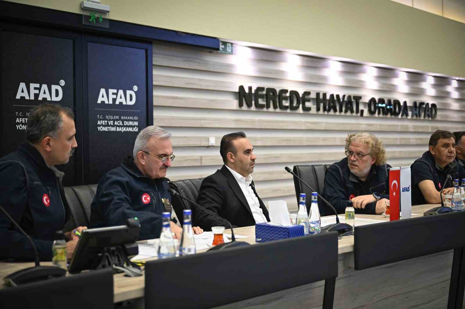 Bakan Kacır: &quot;Depremle ilgili gelişmeler takip ediliyor&quot;