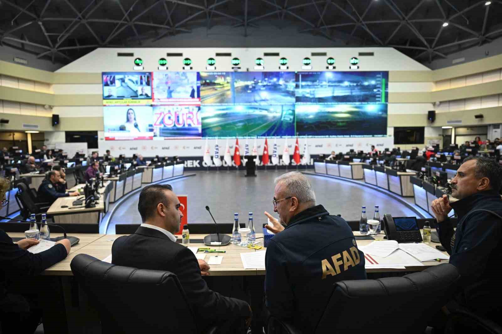 Bakan Kacır: "Depremle ilgili gelişmeler takip ediliyor"
