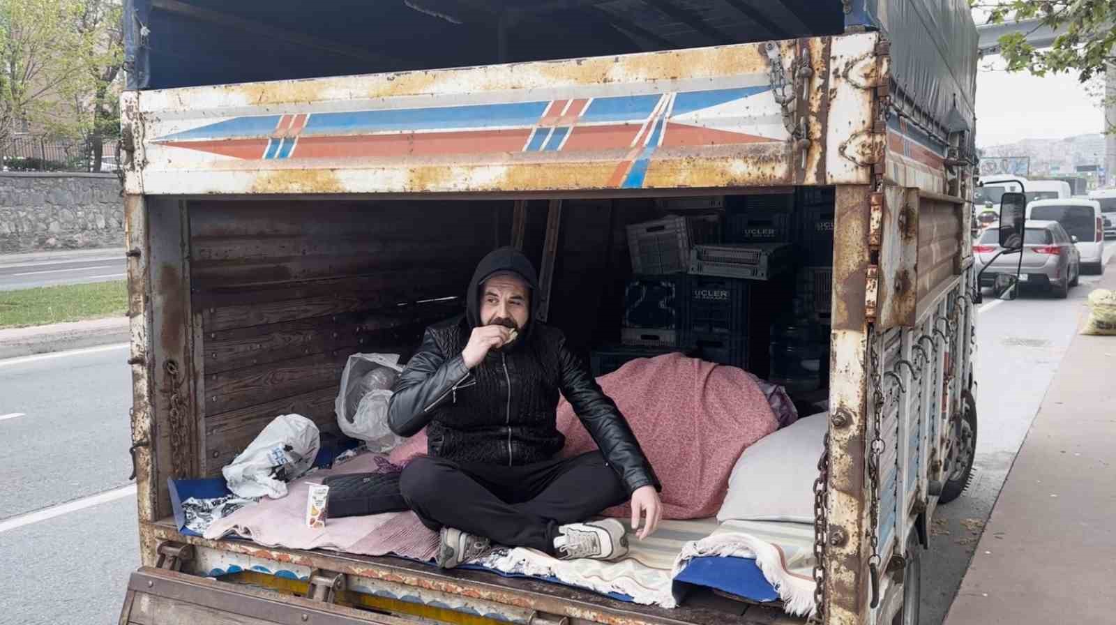 İstanbullular geceyi çadırda geçirdi, bir aile ise kamyonda kaldı