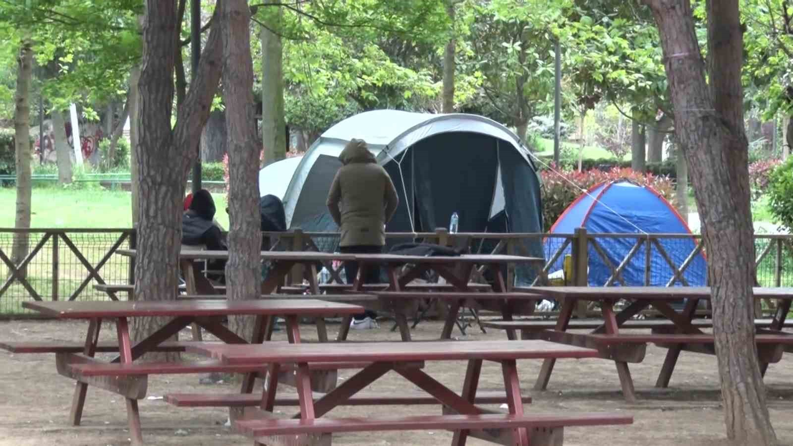 İstanbullular yeni günü çadırlarda uyandı