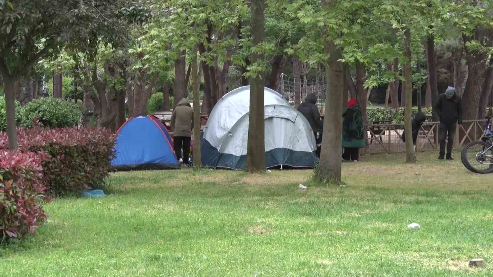 İstanbullular yeni günü çadırlarda uyandı
