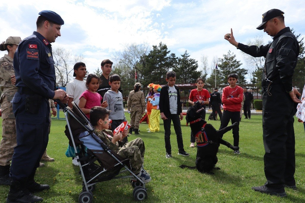 Jandarmadan çocuklara 23 Nisan etkinliği