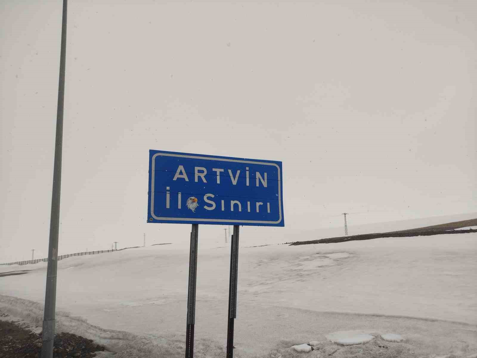 Ardahan’ın yüksek kesimlerinde kar yağışı etkili oldu