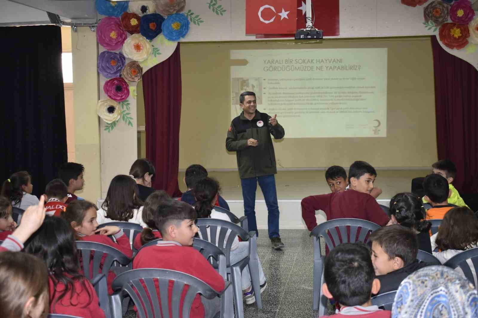 Öğrenciler sokak hayvanları konusunda bilgilendirildi