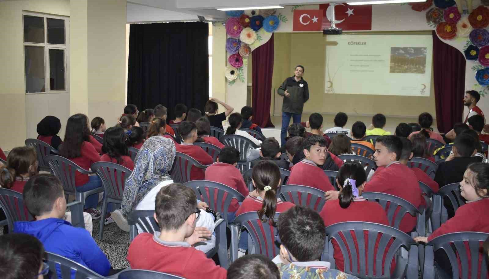 Öğrenciler sokak hayvanları konusunda bilgilendirildi