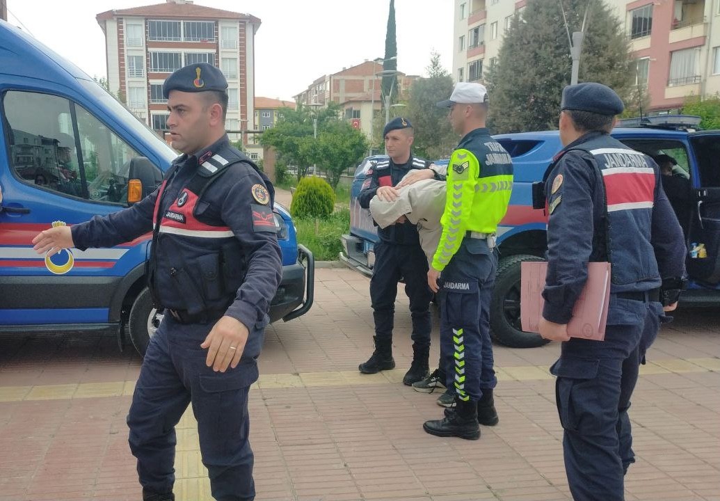 Piyasaya s&uuml;recekleri sentetik ecza haplarla yakalanan 2 şahıs tutuklandı
