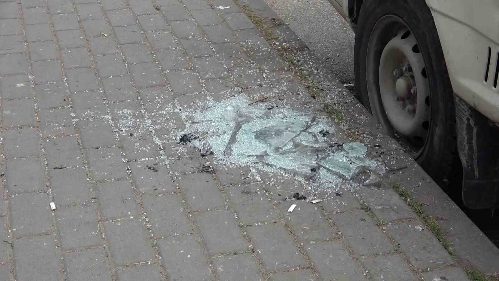 11 kere evin camını kırdı, yetmedi abisinin aracını yakmaya çalıştı..