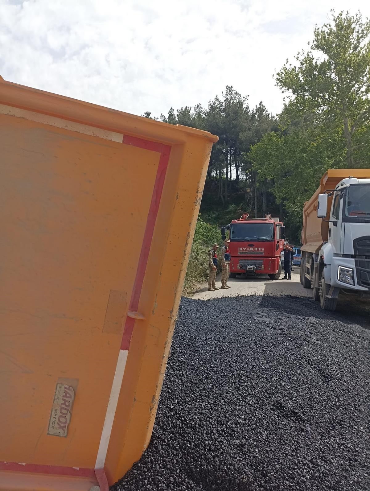 Yayladağı’nda asfalt yüklü kamyon devrildi: 1 yaralı
