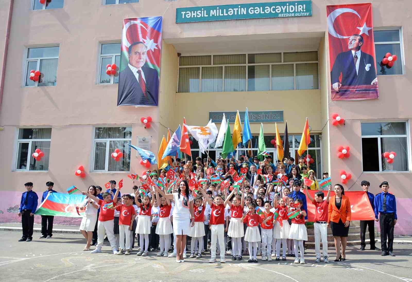 Azeri öğrenciler 23 Nisan’ı ilk defa Türk kardeşleri gibi kutladı