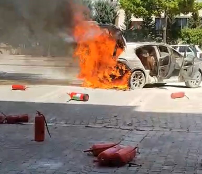 Açık bırakılan kablolar otomobili yaktı