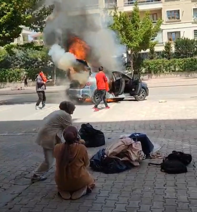 A&ccedil;ık bırakılan kablolar otomobili yaktı
