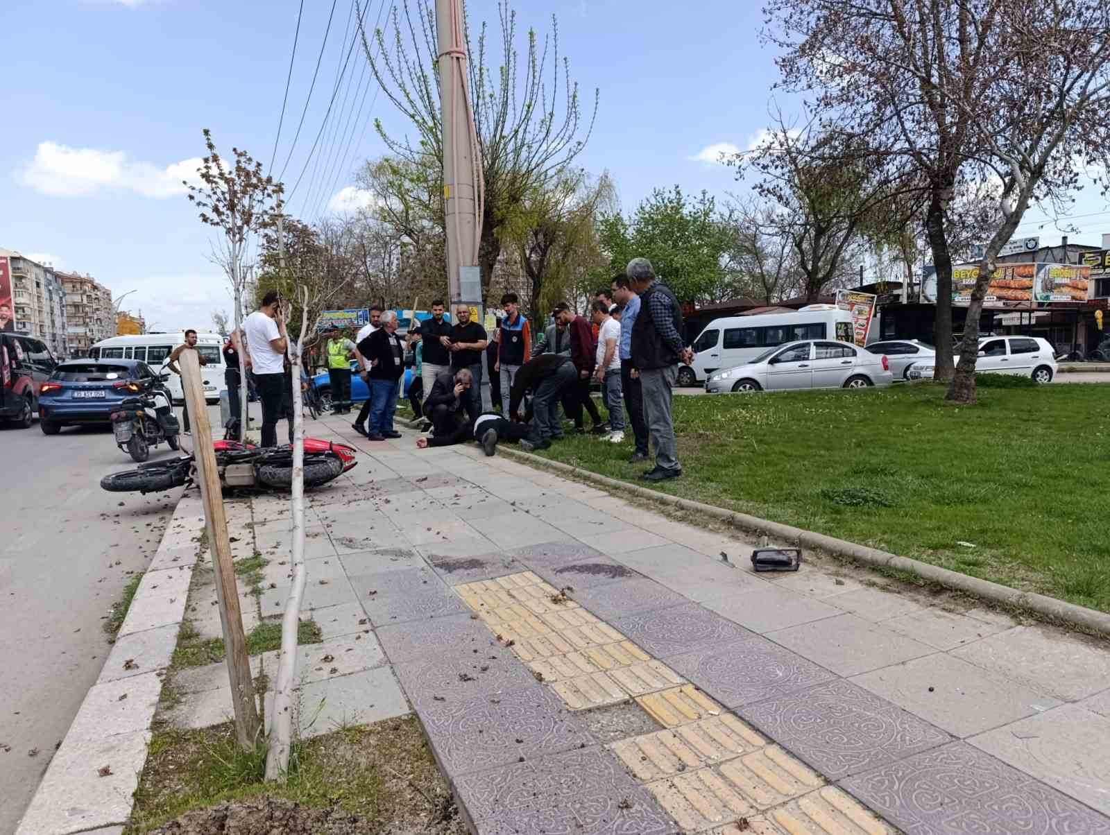 Otomobil ile motosiklet &ccedil;arpıştı: 1 yaralı
