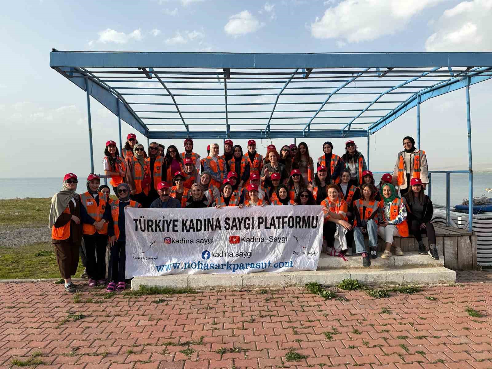 T&uuml;rkiye&rsquo;nin farklı &uuml;niversitesinden 50 kız &ouml;ğrenci Van&rsquo;ı geziyor
