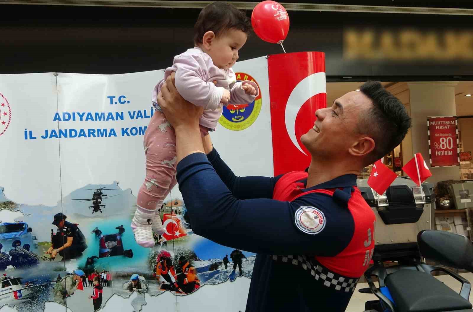 Jandarma ekiplerinden çocuklara sürpriz