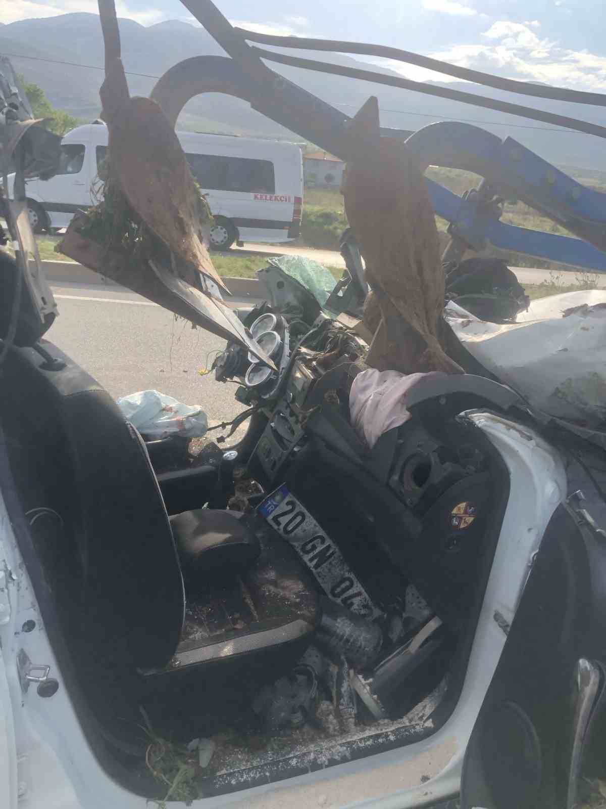 Otomobilin trakt&ouml;re &ccedil;arptığı kazada ağır yaralanan kadın kurtarılmadı
