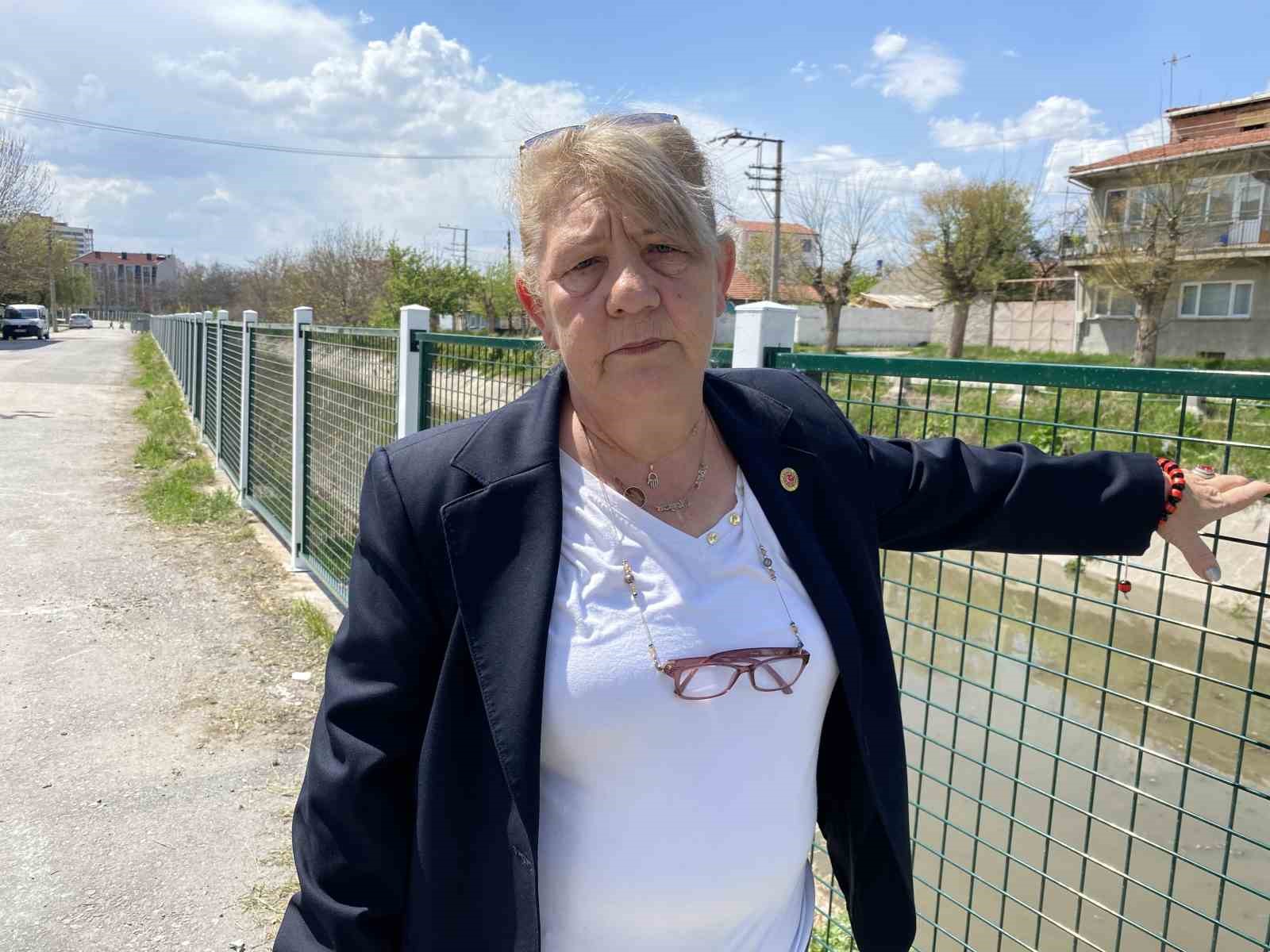 &Ouml;l&uuml;m kanalına yapılan korkulukların yetersizliği vatandaşı isyan ettirdi
