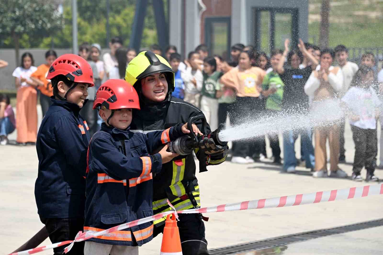 Mersin’de çocuklar bir günlüğüne itfaiyeci oldu