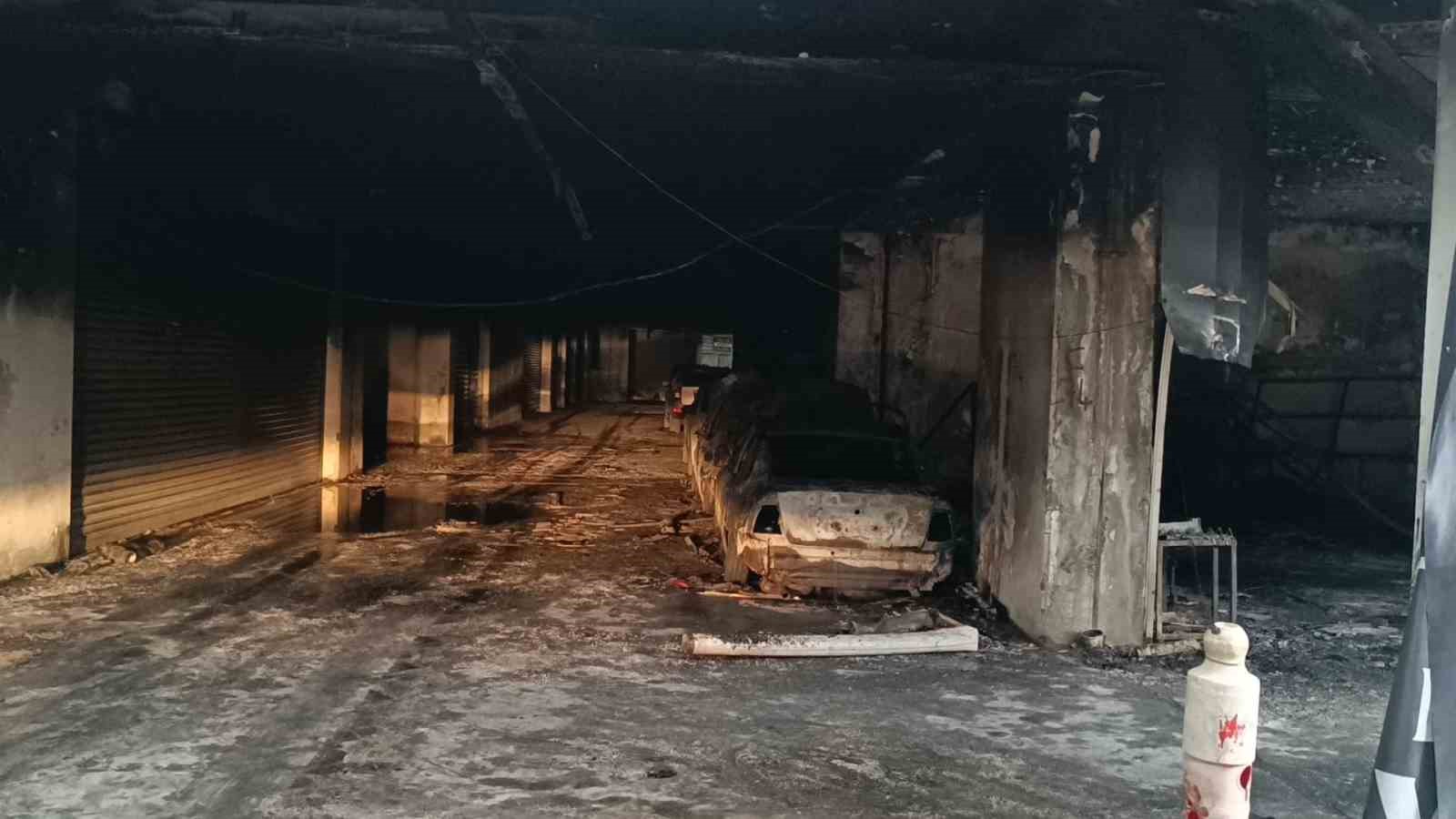 Sancaktepe’de oto galericiler sitesinde çıkan yangının bıraktığı hasar böyle görüntülendi