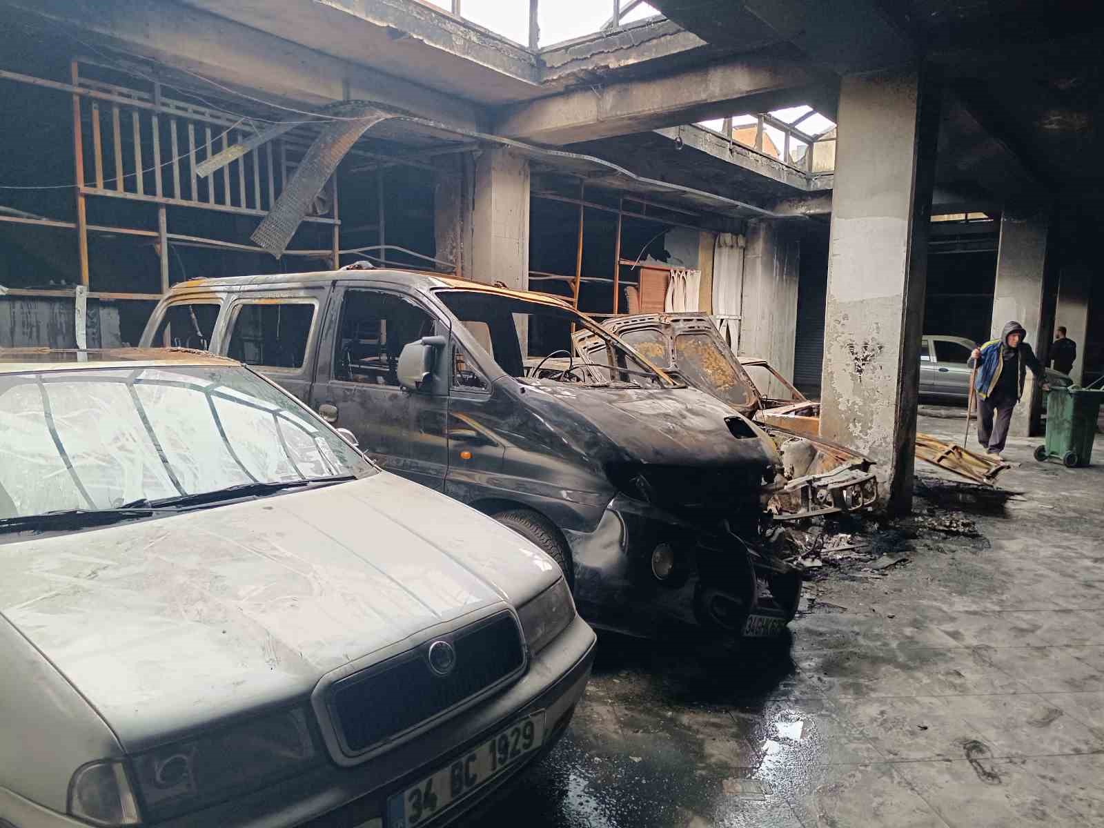 Sancaktepe’de oto galericiler sitesinde çıkan yangının bıraktığı hasar böyle görüntülendi