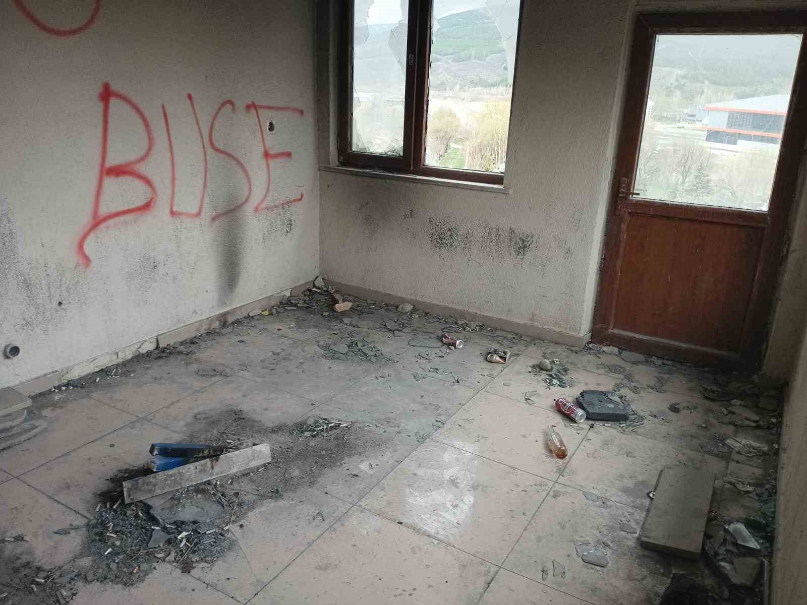 Y&uuml;cel: "Halkın parasıyla yapılan şelalenin halka hizmet olarak d&ouml;n&uuml;şt&uuml;r&uuml;lmesini bekliyoruz"
