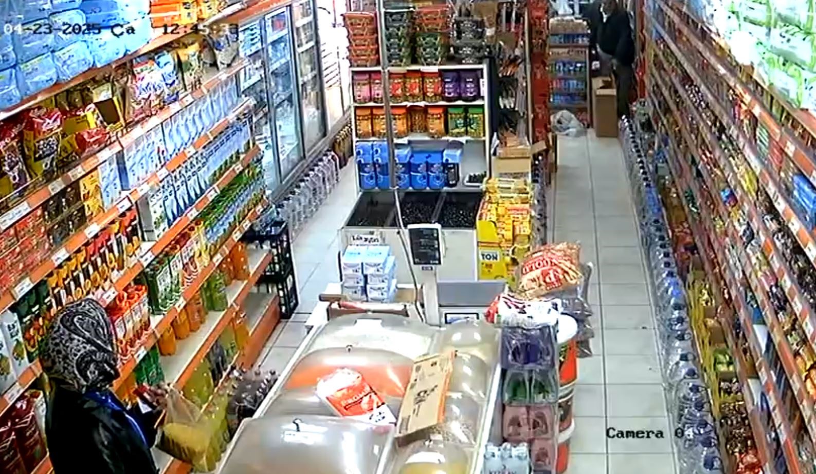 Markette deprem anı kamerada: Ürünler yere düştü