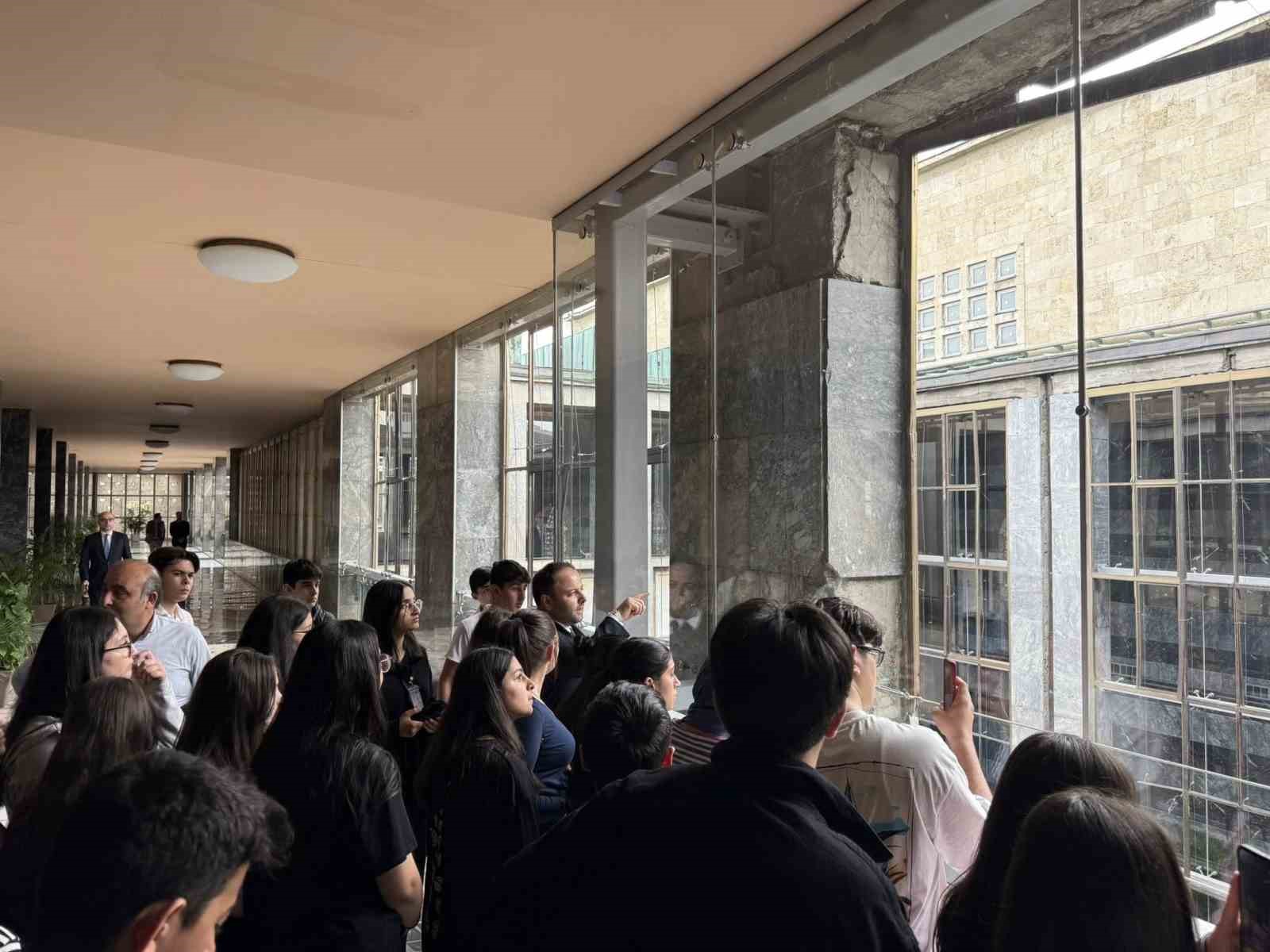 Vekil Ko&ccedil;, Ardahan&rsquo;dan gelen &ouml;ğrencilerle TBMM&rsquo;de buluştu
