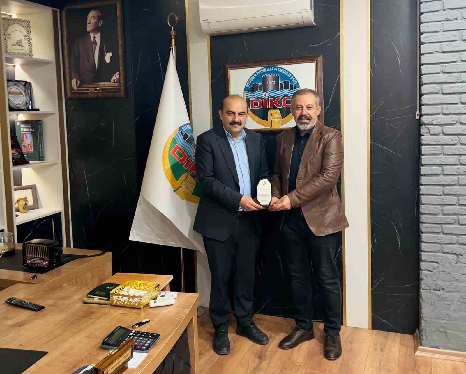 Kızılay’dan DİKO Başkanı Yüksel’e teşekkür plaketi