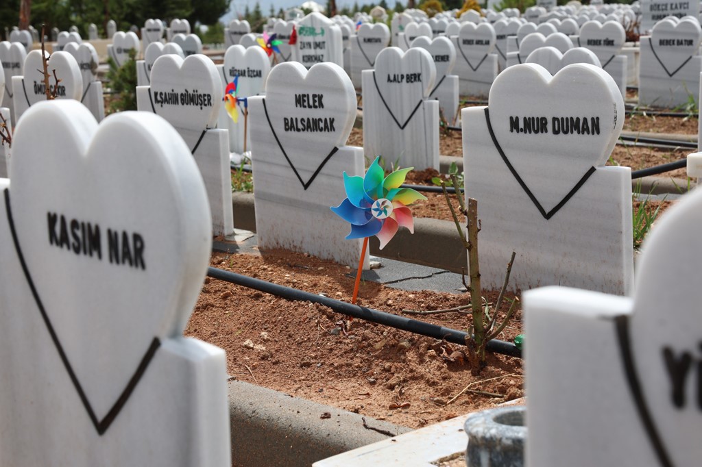 Minik meleklerin kalpli mezarlarına gül dikildi