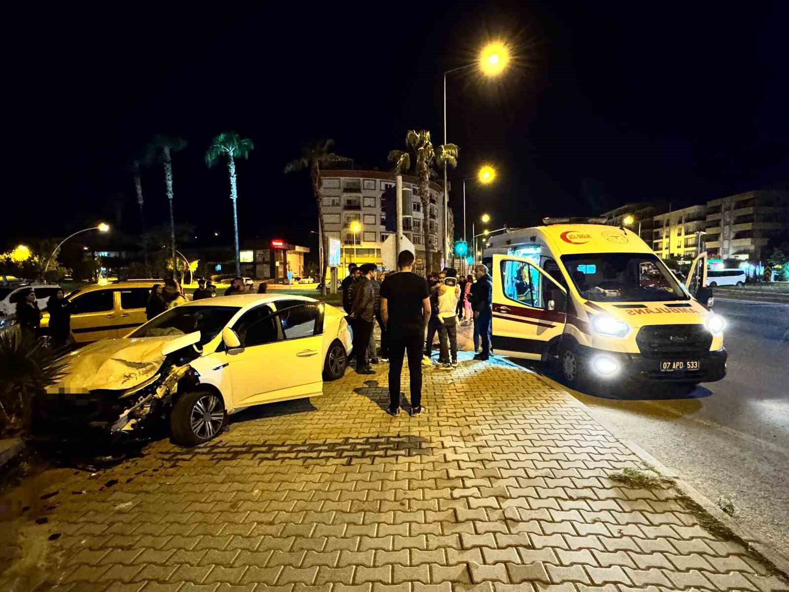 Antalya’da kırmızı ışık ihlali kazayı beraberinde getirdi: 2’si çocuk 4 yaralı