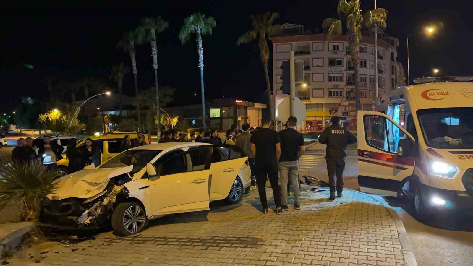 Antalya’da kırmızı ışık ihlali kazayı beraberinde getirdi: 2’si çocuk 4 yaralı