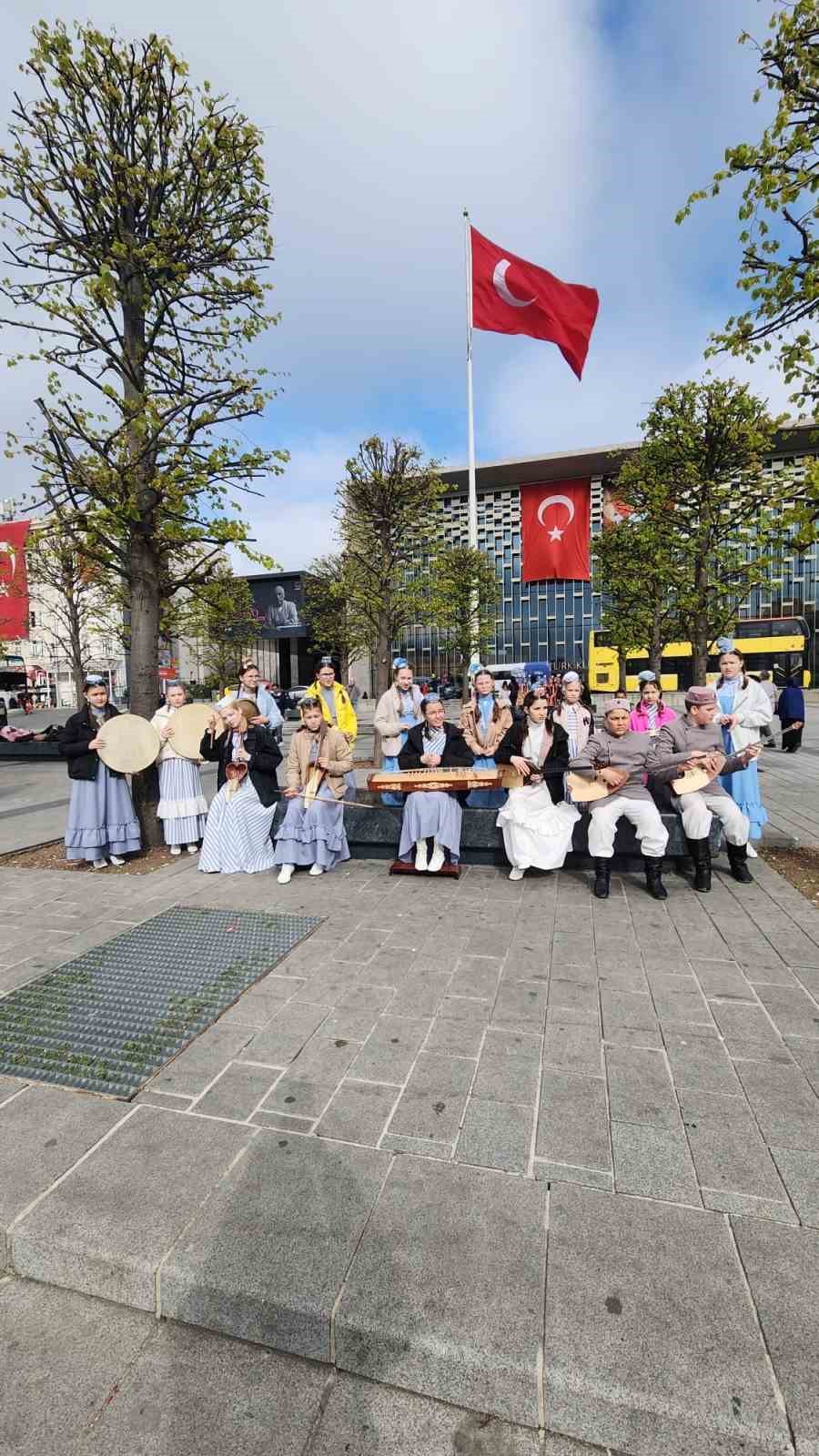 Deprem nedeniyle 23 Nisan etkinlikleri iptal edilen Tataristanlı &ccedil;ocuklardan Taksim&rsquo;de sembolik g&ouml;steri
