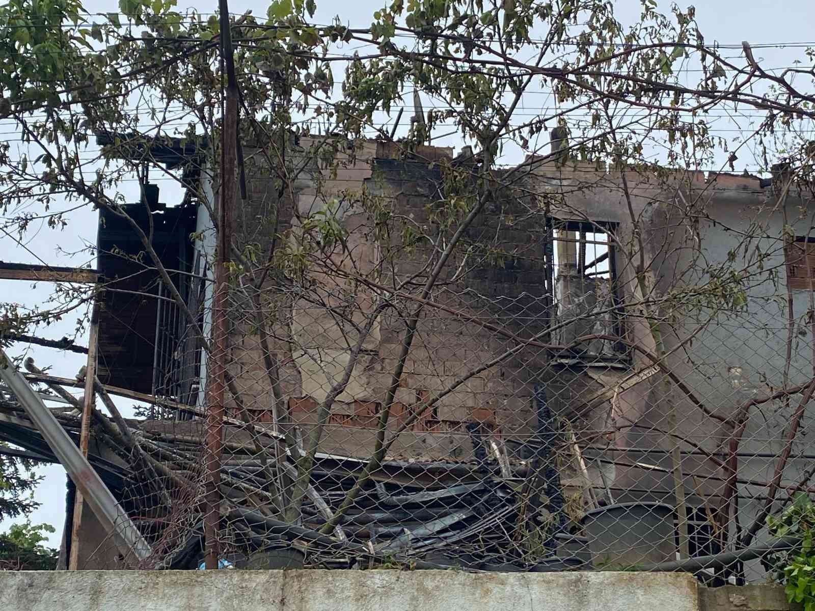 Cenazeye giden ailenin evi alevlere teslim oldu