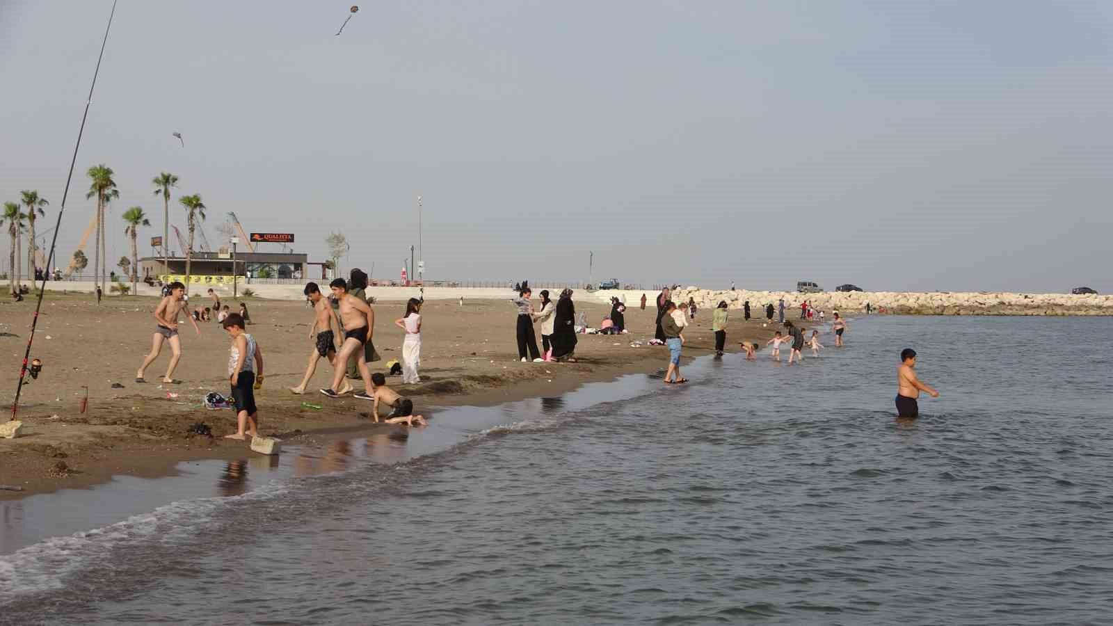 Mersin’de havalar ısınınca sahiller hareketlendi