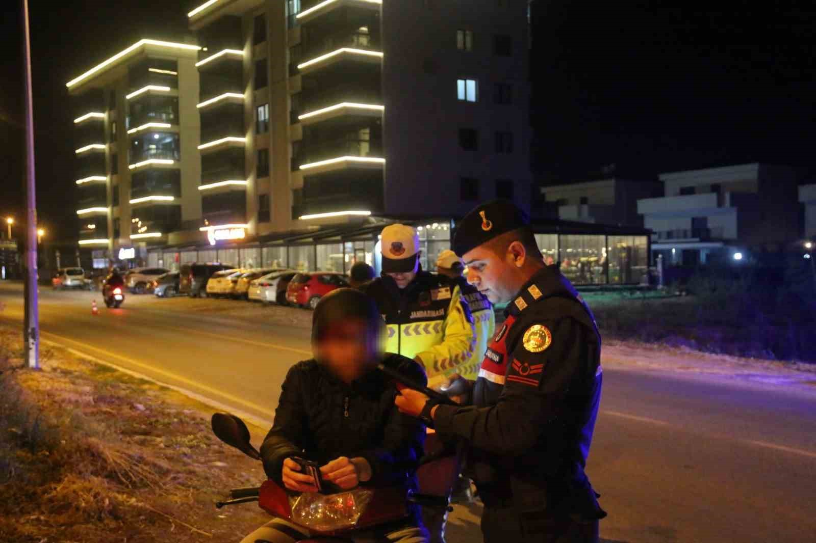 Kurallara uymayan motosiklet sürücüleri jandarmadan kaçamadı
