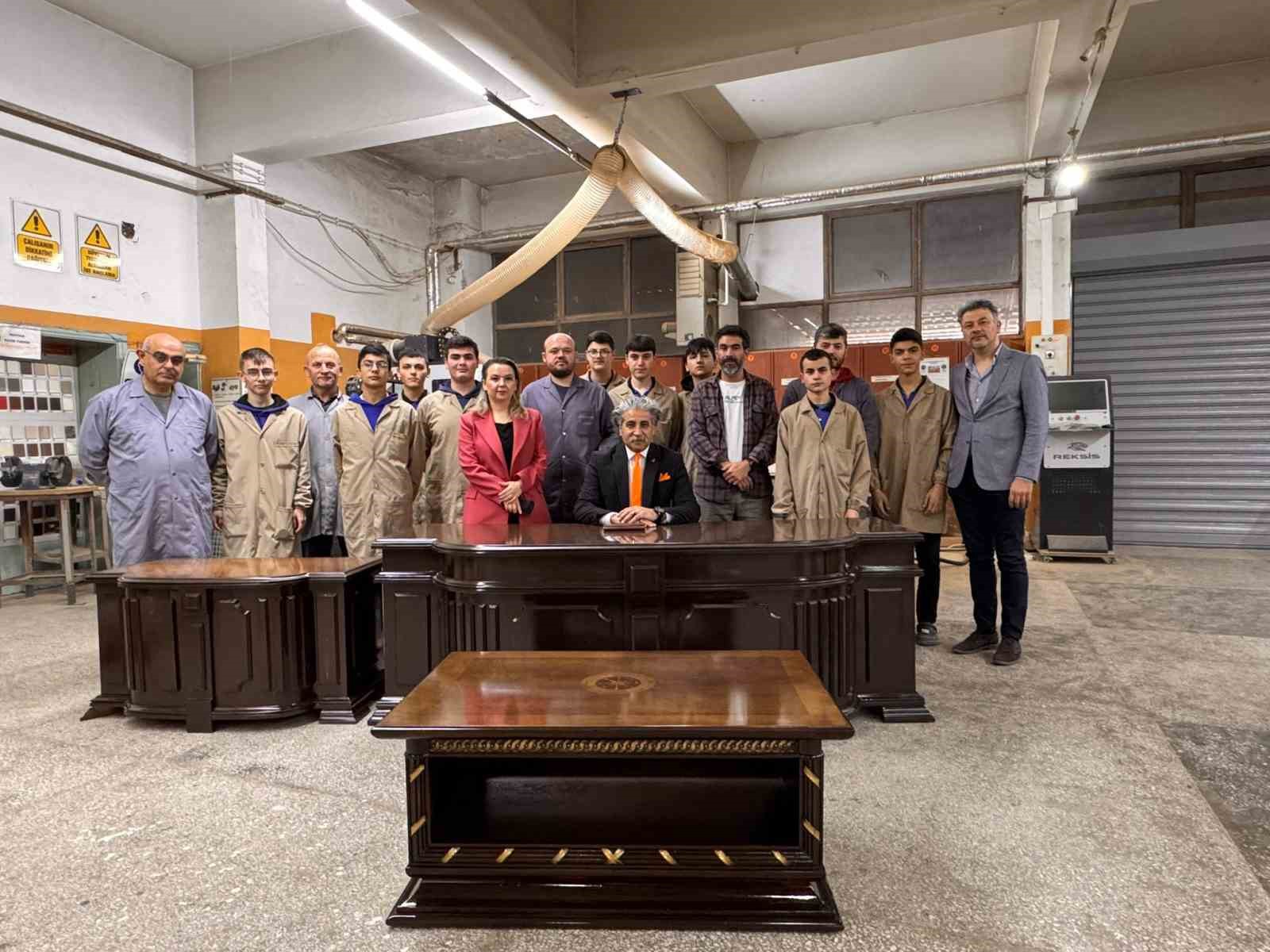 Süper Vali Yazıcıoğlu’nun makam masası, öğrenciler tarafından restore edildi