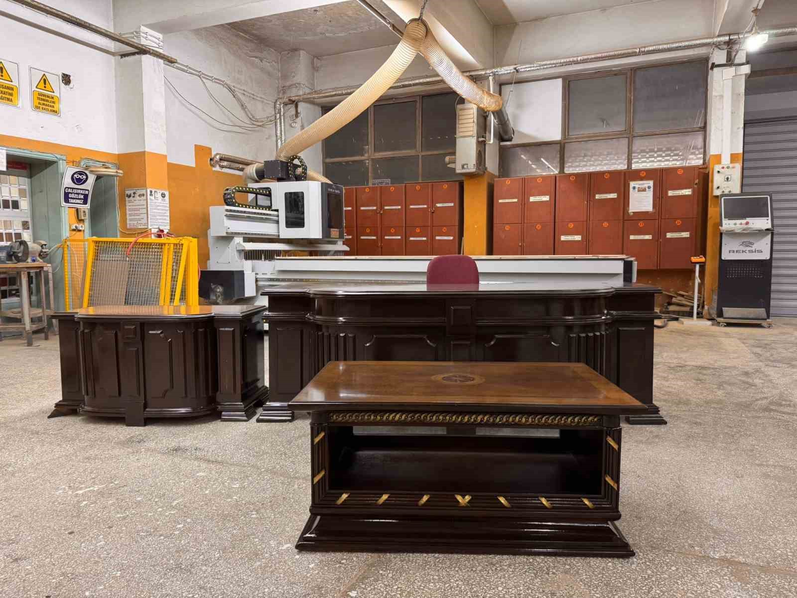 Süper Vali Yazıcıoğlu’nun makam masası, öğrenciler tarafından restore edildi