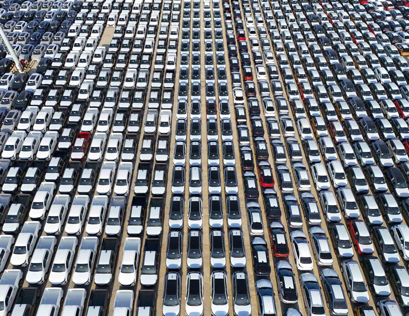 Çin’den Kocaeli’ne getirilen binlerce araç havadan görüntülendi