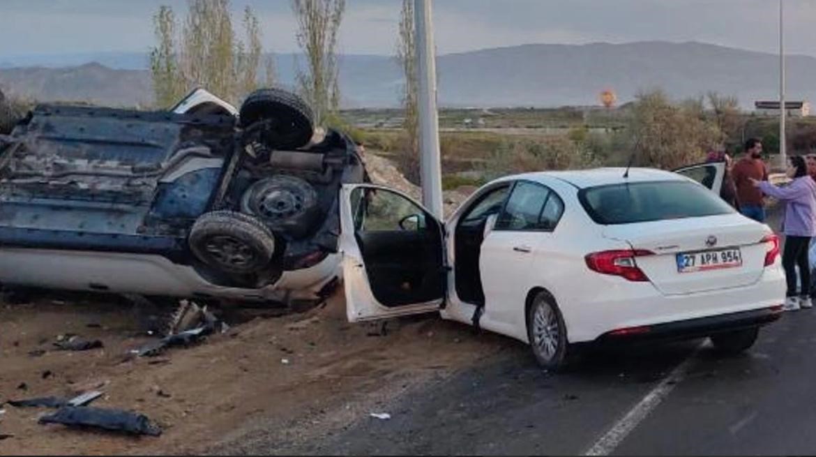 İki otomobil kafa kafaya çarpıştı: 3 yaralı