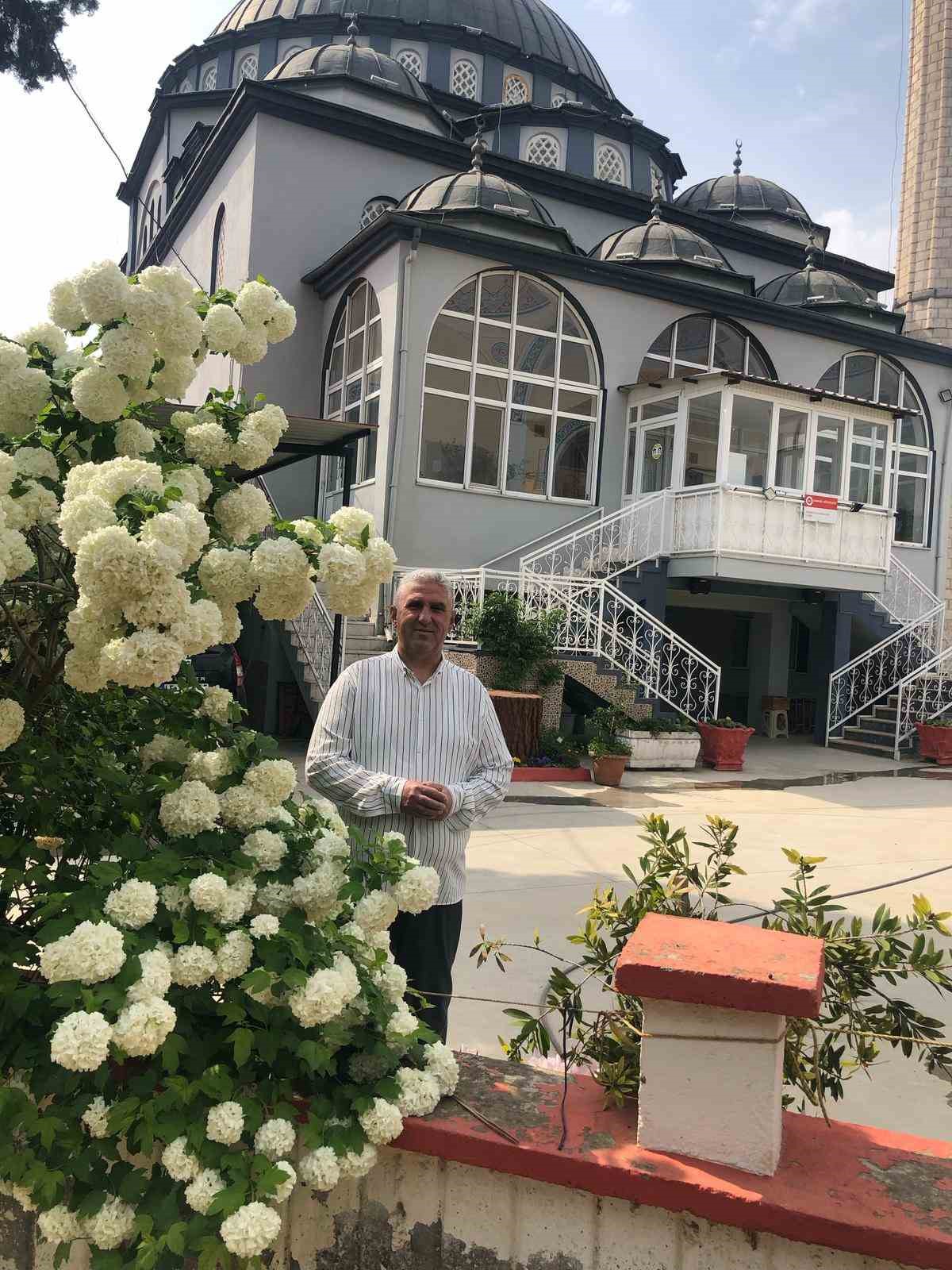 İmam, camiyi &ccedil;i&ccedil;ek bah&ccedil;esine &ccedil;evirdi
