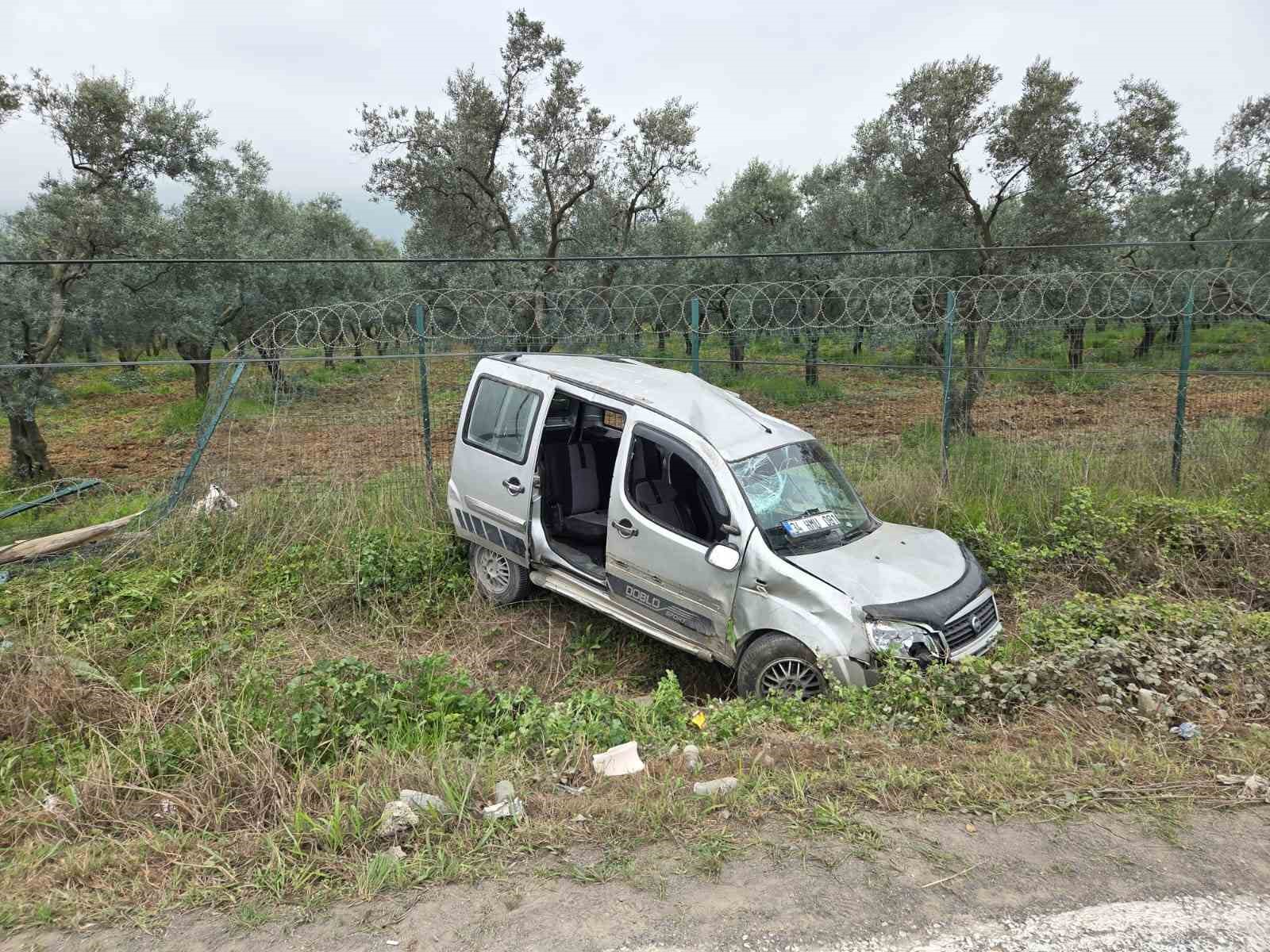 Tarlaya yuvarlanan hafif ticari araçtaki aynı aileden 3 kişi yaralandı