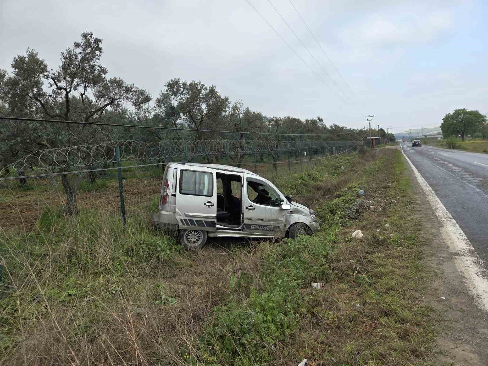 Tarlaya yuvarlanan hafif ticari ara&ccedil;taki aynı aileden 3 kişi yaralandı
