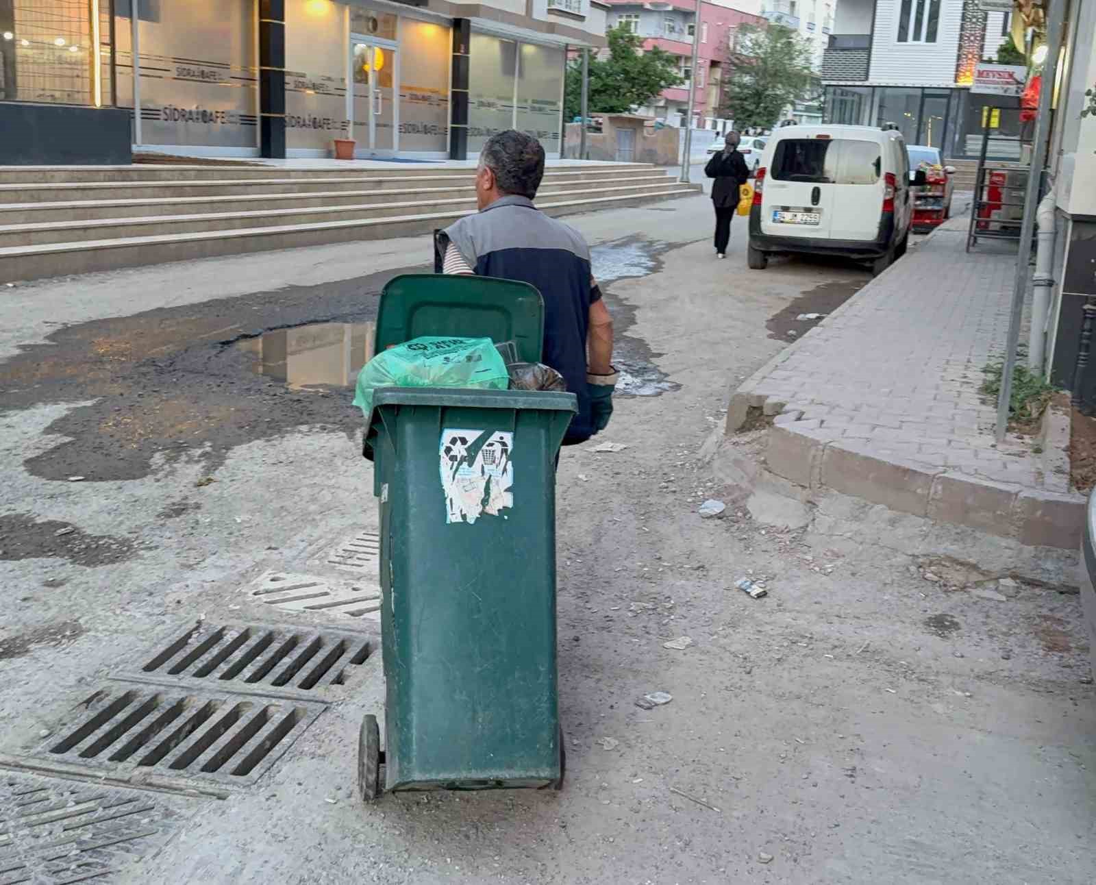 Batman&rsquo;da vatandaş belediyenin temizlemediği sokağı kendi s&uuml;p&uuml;rd&uuml;
