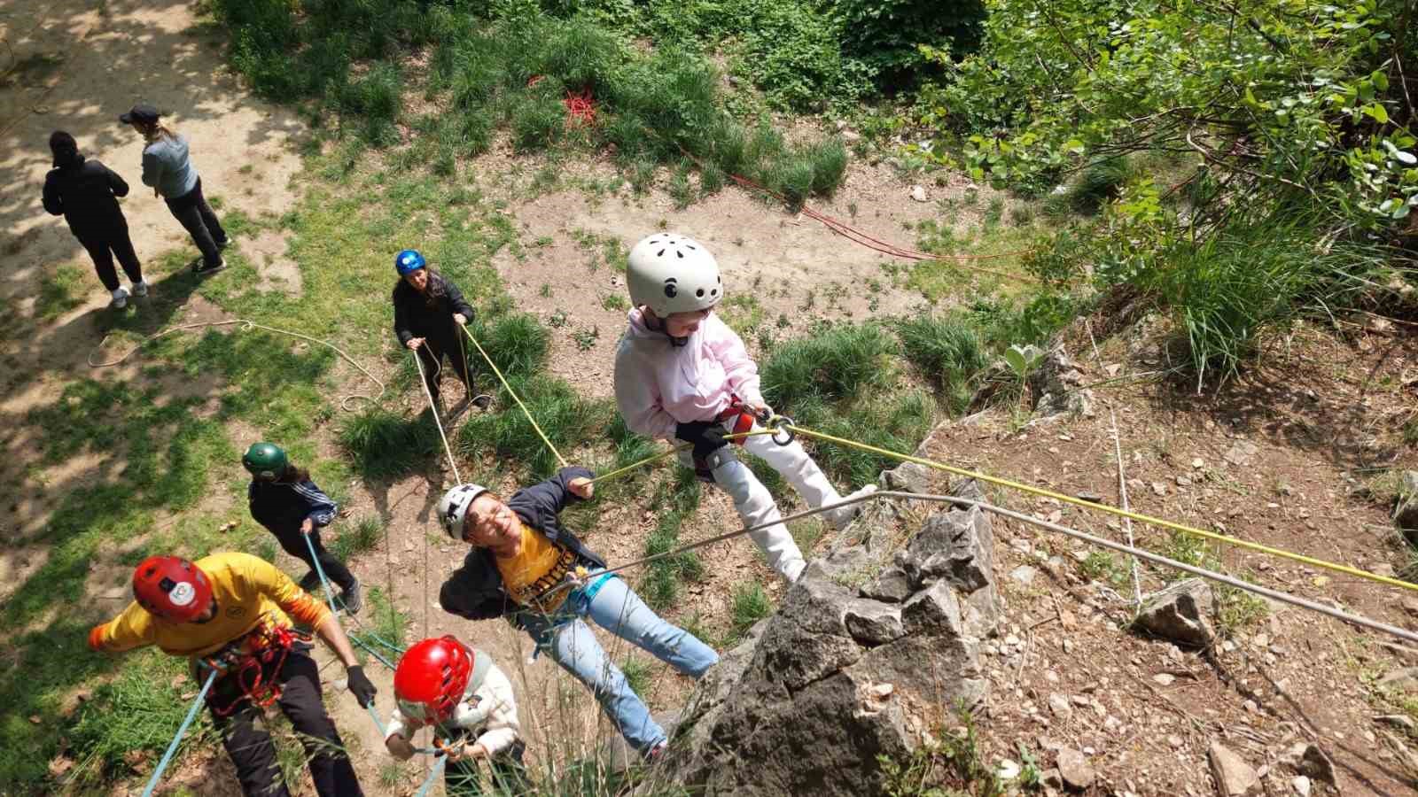 Bursalı k&uuml;&ccedil;&uuml;k dağcılar, doğayla buluştu.
