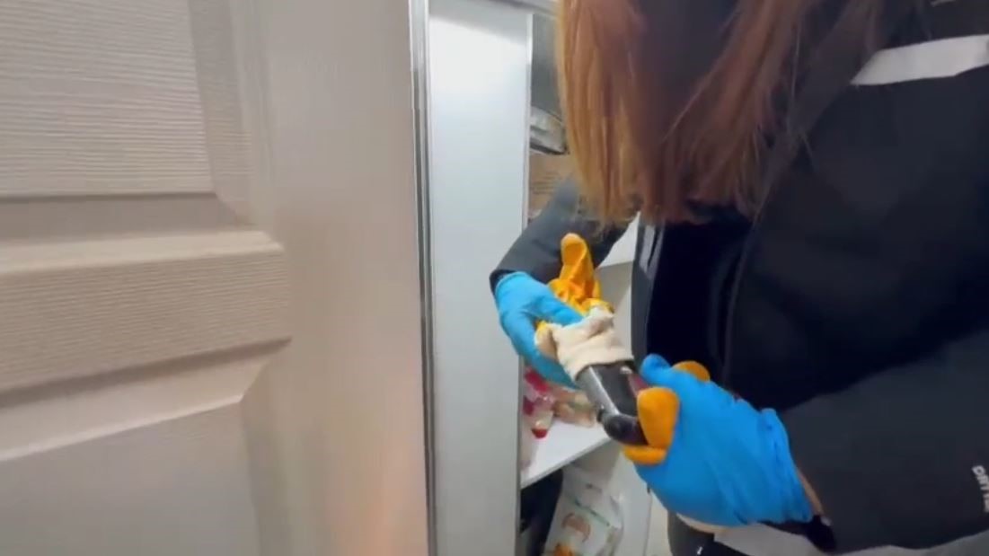 Silah ka&ccedil;ak&ccedil;ıları derin dondurucuya sakladı, polisten ka&ccedil;amadı
