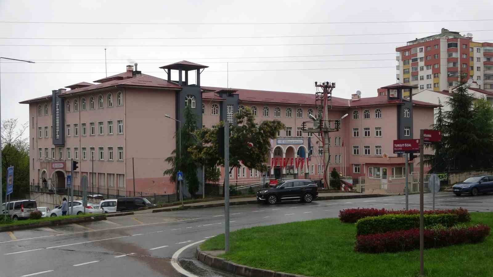 Trabzon’da veli okulda öğretmeni darp etti