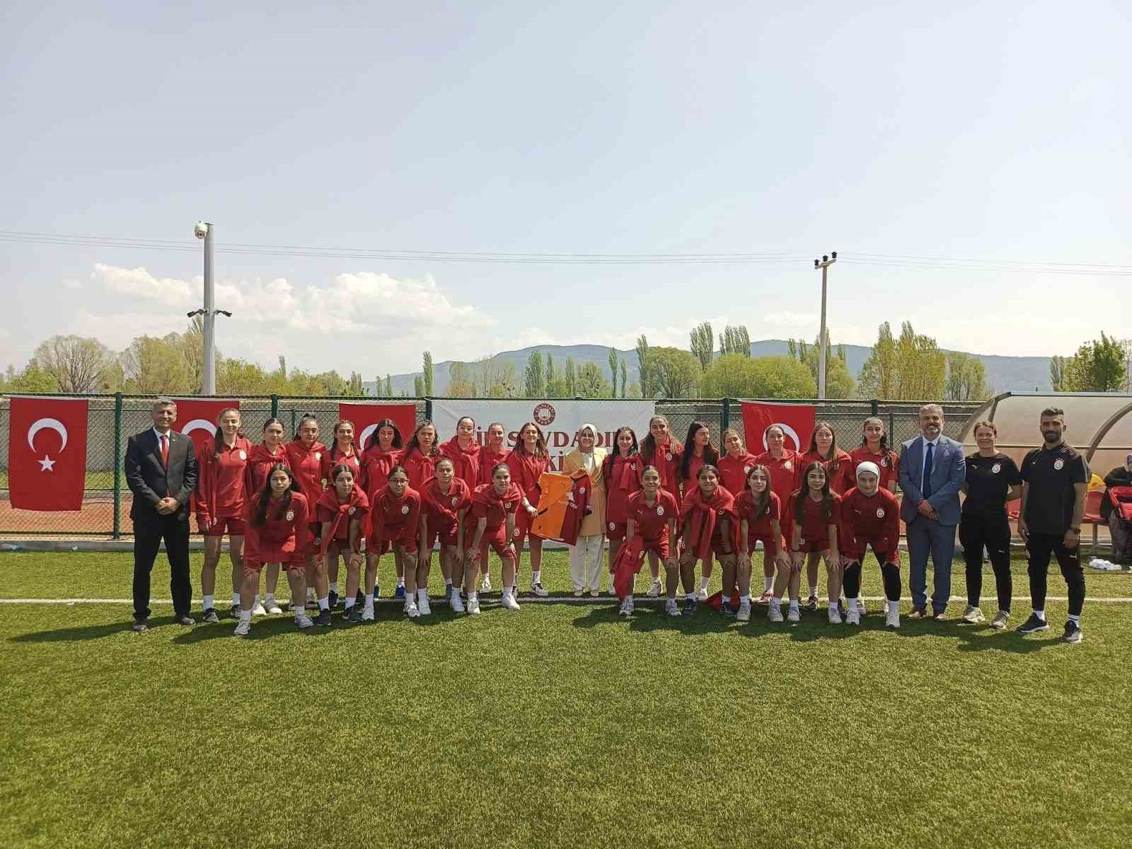 UEFA Kadınlar Şampiyonlar Ligi&rsquo;nde gruplara kalmayı başaran Galatasaray U-17 Kadın Futbol Takımı G&ouml;lpazarı&rsquo;nda kampa girdi
