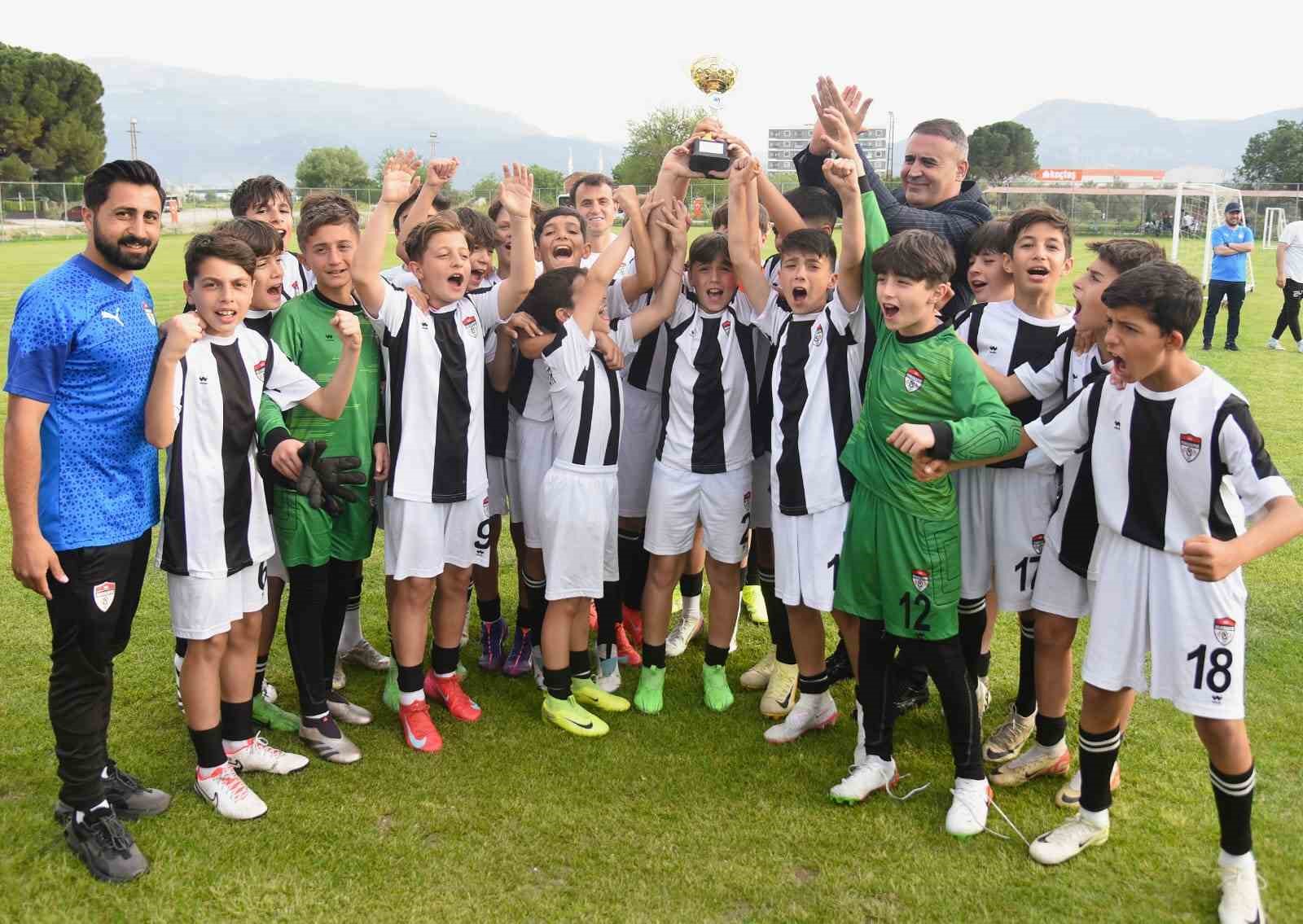 23 Nisan Futbol Turnuvası’nda kupalar sahiplerini buldu