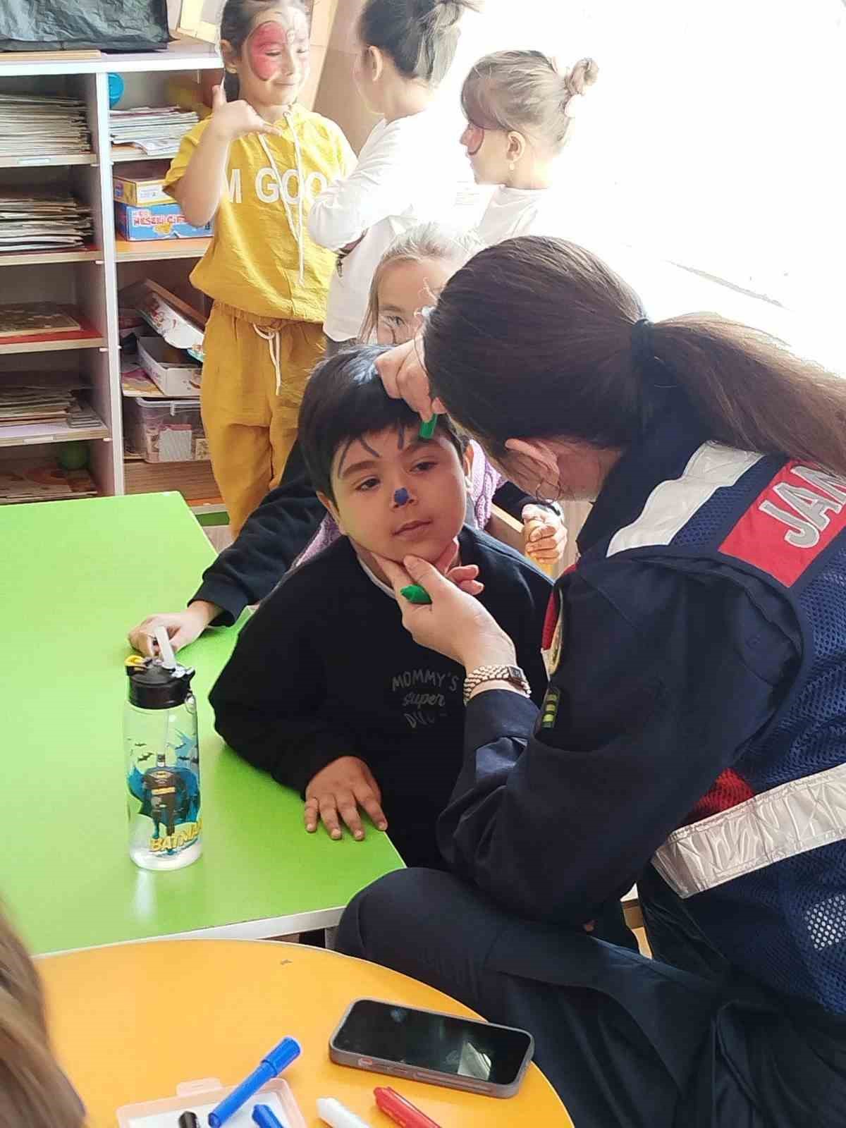 Jandarma&rsquo;dan miniklere bayram s&uuml;rprizi
