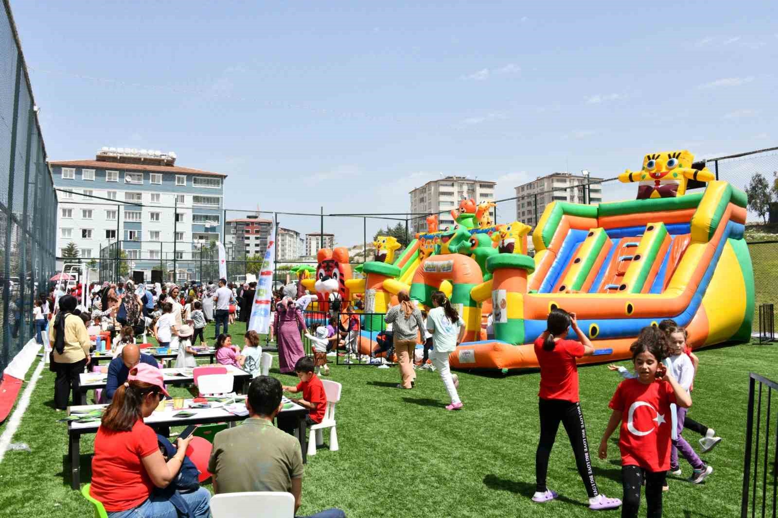 ‘Eğlence Tırı’ 23 Nisan’da depremzede çocukların yüzünü güldürdü