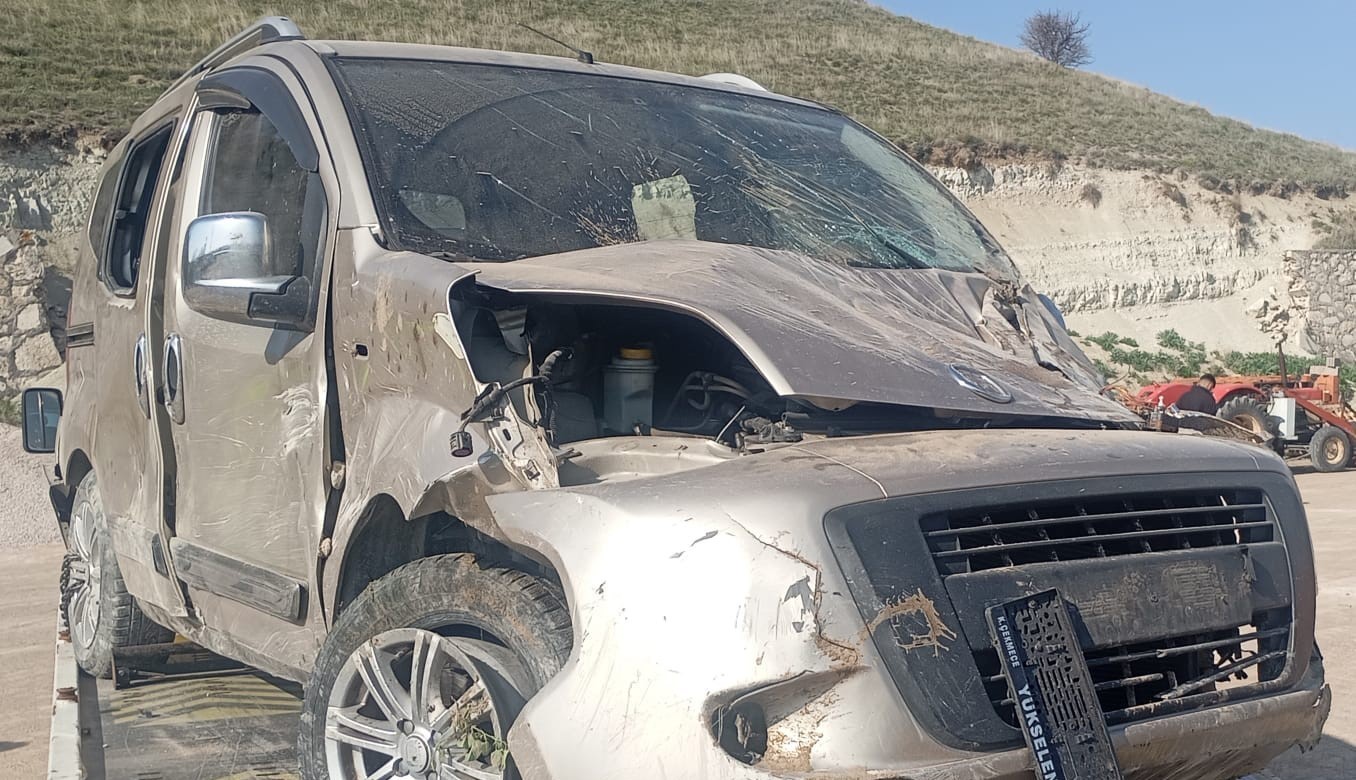 Ankara’da kontrolden çıkan otomobilin devrilmesi sonucu 2 kişi yaralandı